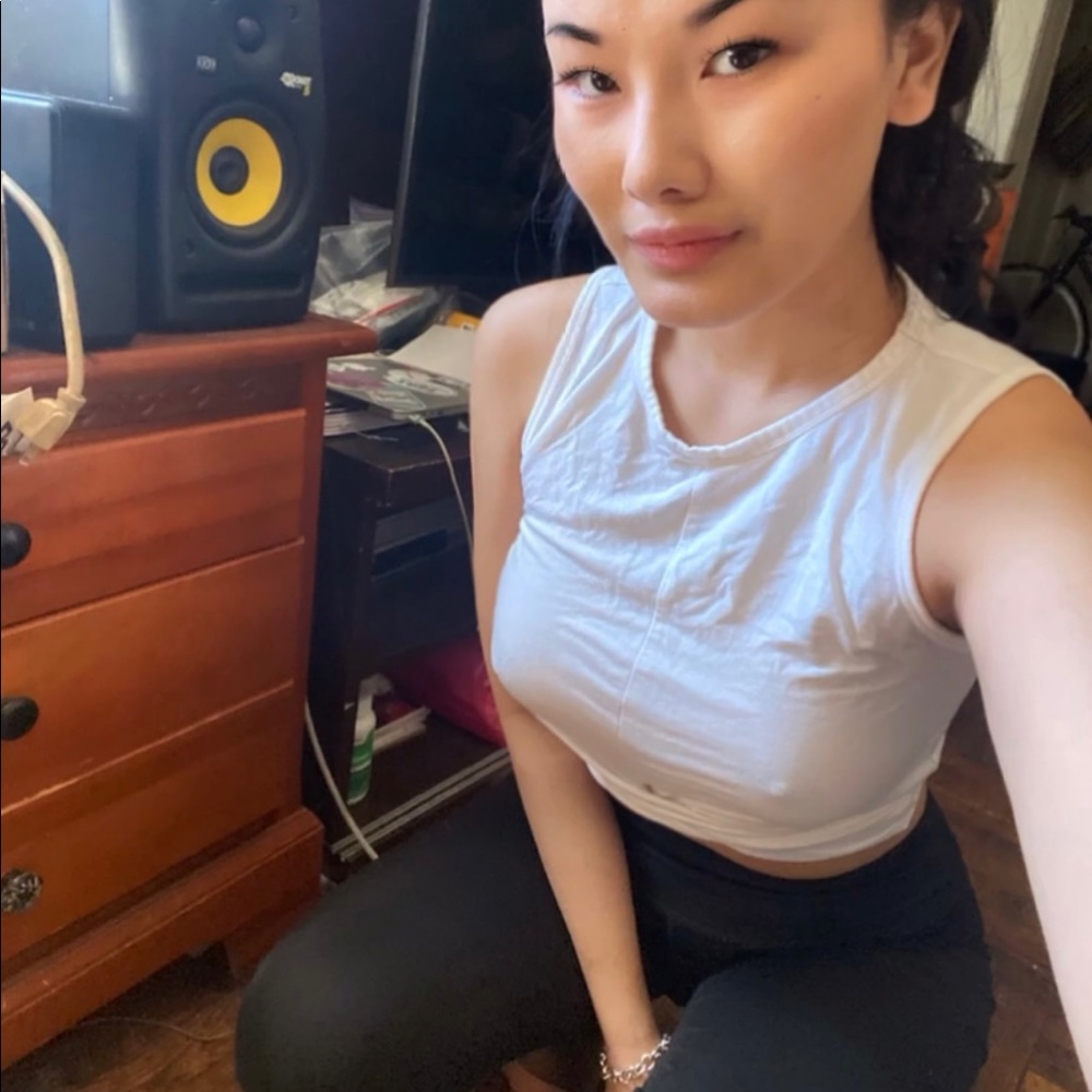 White top from Alo 🧘🏻‍♀️